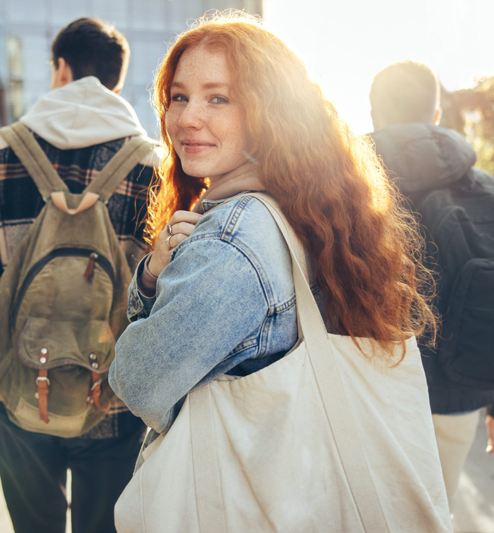 Tonårig flicka på väg till skolan